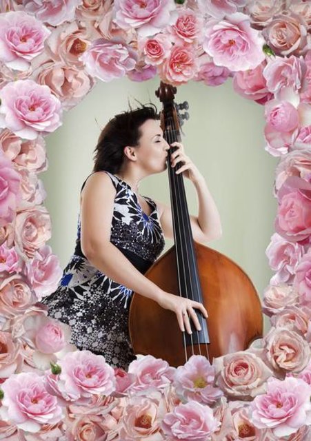 Moderne Volksmusik spielen Maria Stippich (Foto) und andere Künstler am Spittelberg.
