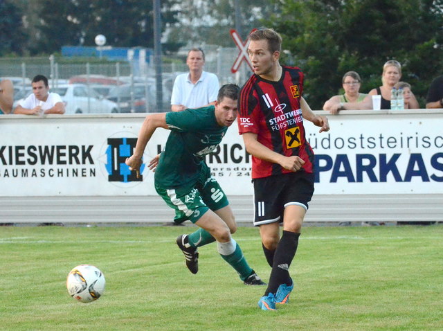 Eine Flanke von Grasser (r.) wurde zur 2:0 Führung für den FSK abgelenkt.