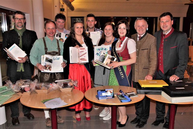 Die alten Bücher und Fotos wurden von den Ehrengästen durchgeblättert. Die Preisträger Manfred Mayer und Franz Ritt mit den Mostprinzessinnen Viki und Iris, den Ehrengästen Bürgermeister Mag. Karl Stegh, Vizebürgermeister Manfred Zeitlhofer, Bundesrat Andreas Pum und die Sprengelleitung