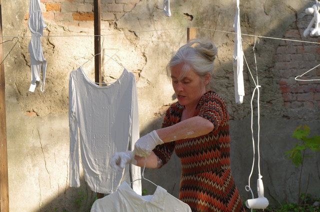 Kunst in Aktion: "Weiss Waschen" mit Cynthia Schwertsik