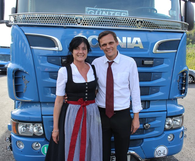 Daniela und Martin Wegscheider vor einem der Firmenfahrzeuge