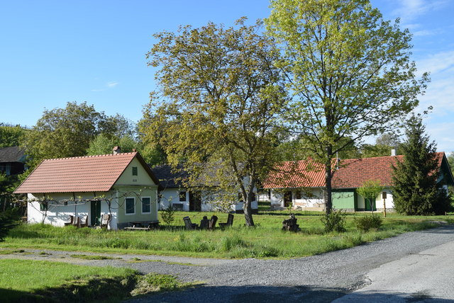 120 Gebäude, hauptsächlich Weinkeller, wurden ans Kanalanetz angeschlossen.