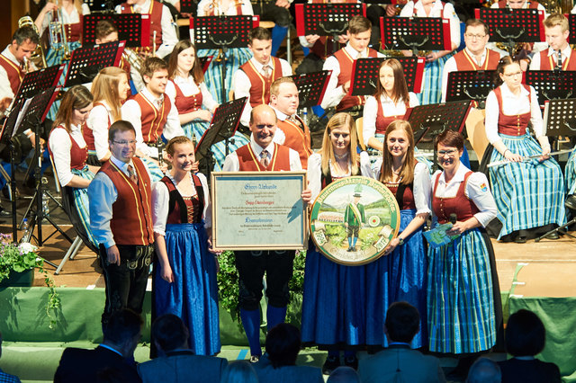 Kpm. Klaus Vinatzer, Monika Stock, Ehrenobmann Sepp Steinberger, Theresa Stock, Bernadette Janker und die neue Obfrau Irene Kreuzberger.