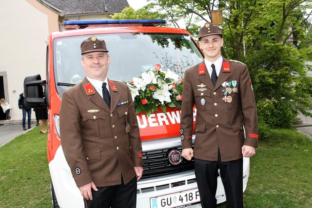 HBI Gerfried Fahrnberger und OBI Michael Wendler mit dem neuen MTF der FF Grambach