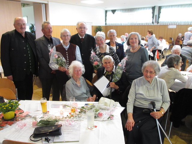 von links: vorne, Antonia Adelsmayr, Gertrude Fellhofer, Marianne Gajo
hinten Obm.Walter Gabath, Ernst Zehetner, Helga und Gottfried Ragl, Inge Hämmerle, Obfrau Stell. Franziska Esterka und BO Ursula Voglsam