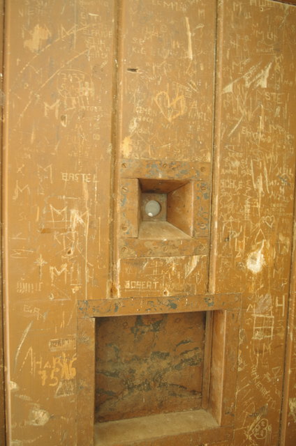Zellentür mit Original-Kritzeleien