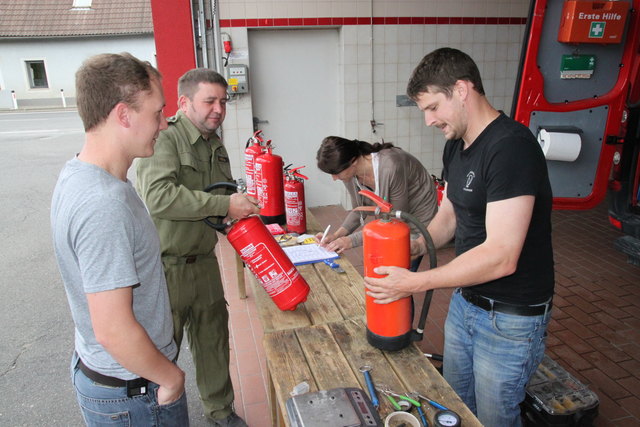 Auch Feuerwehrleute ließen ihr Löschgerät überprüfen