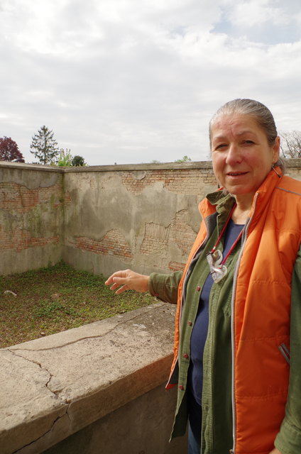 Organisatorin Hanna Scheibenpflug zeigt den Bewegungshof