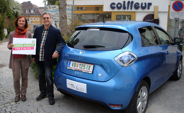 E-Autofahrer Timm Schneider und Gemeinderätin Eva Ritt (Grüne) setzen sich für das Gratis-Parken von E-Autos ein.