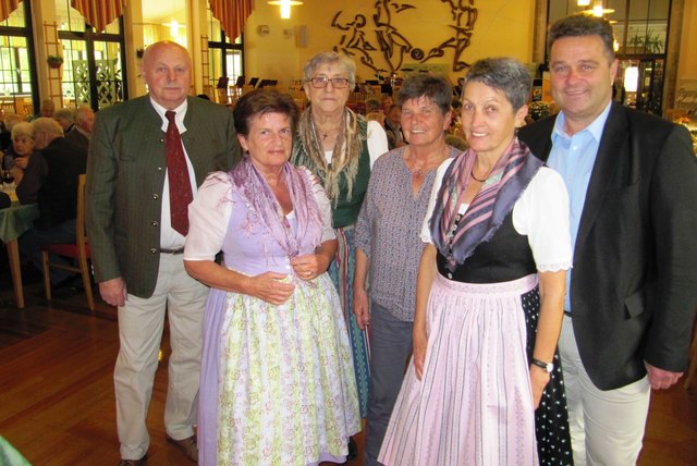 Einige Damen, die zum ersten Mal bei der Obertrauner Seniorenjause dabei waren, dahinter Seniorenjausen-Organisator Gerhard Lipovec sowie Bürgermeister Egon Höll.