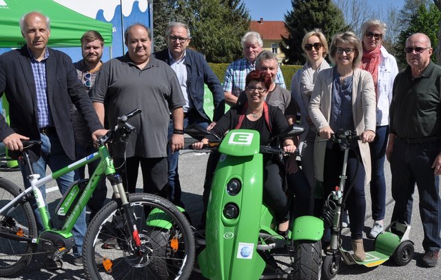 Bgm.Bernd Hermann und die Gemeinderäte freuten sich auf einen gelungenen E-Mobilitätstag, der mit der Eröffnung des Freibades stattfand.