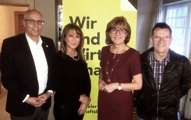 V.l.n.r.: GR Helmut Wurm, Obfrau Barbara Matt, WB-Bezirksobfrau Anneliese Junker, Manfred Angerer