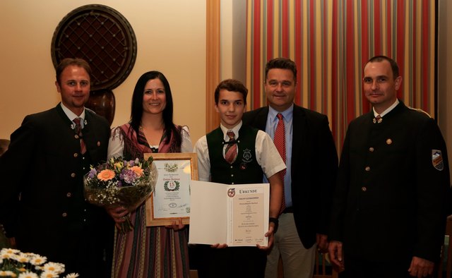 Ehrung im Rahmen des Frühlingskonzertes der Obertrauner Ortsmusik (v.l.n.r.): Obmann Peter Perstl, Stefanie Puchinger, Philipp Bankhammer/, Bürgermeister Egon Höll und Kapellmeister Josef Pühringer.