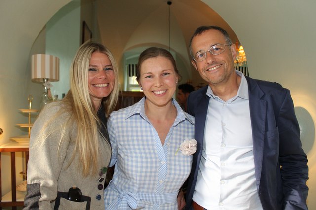 Nina Höller (m.) eröffnete am Samstag auf Schloss Piber ihr Kunststück.