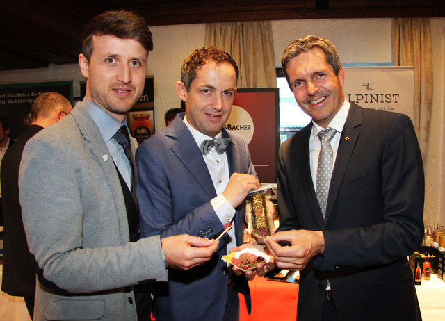 (v.l.n.r.) Elias Walser (GF Tourismusverband Olympiaregion), Michael Jank (Plangger Delikatessen), Dir. Robert Friesser (Casino Seefeld). | Foto: Casino Seefeld