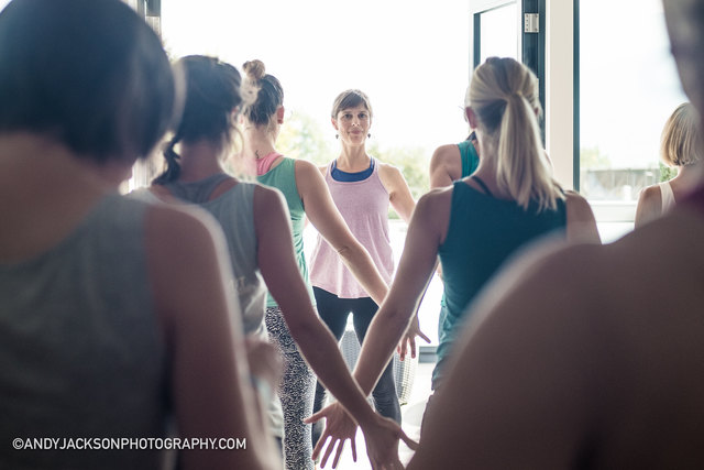 immer mittwochs bei DEIN YOGA IN ZIRL - Hatha Vinyasa Yoga für ALLE. Einstieg jederzeit möglich, auch für Anfänger!