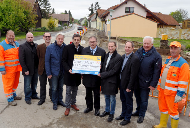 LAbg. Richard Hogl und Bürgermeister Bernreiter gaben den Startschuss für die Bauarbeiten in Oberfellabrunn. Foto: Privat