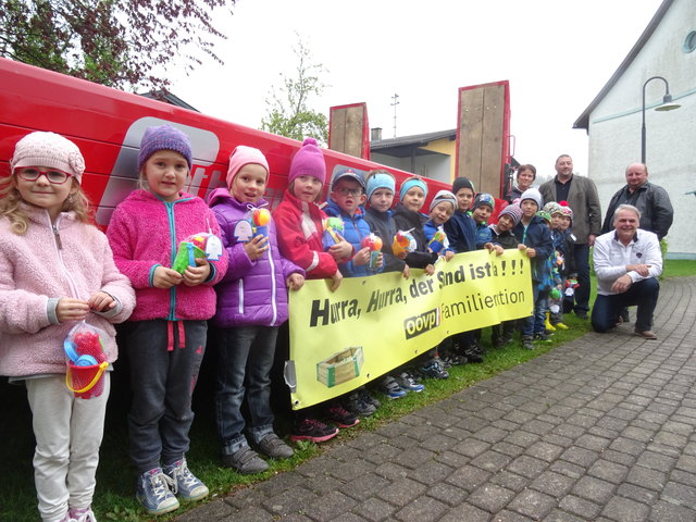Kindergartenkinder mit ÖAAB-Obmann Gerhard Steinbock (kniend) und Max Rathmayr, Vizebürgermeister Manfred Mühlböck und Kindergartenpädagogin Johanna Samhaber (v. l.).
