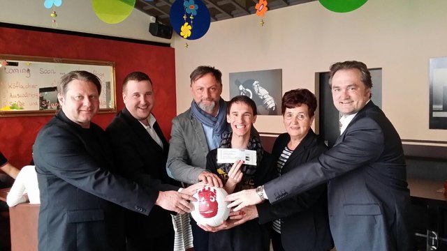 Die SPÖ Köflach überreichte Philipp Stiefmann ein Geschenk für seine Silbermedaille bei Special Olympics.