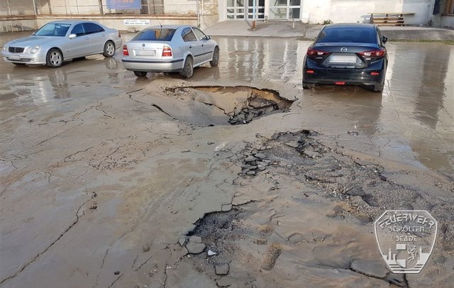 Als das Wasser abgepumpt war, kam ein großes Loch im Asphalt zum Vorschein.