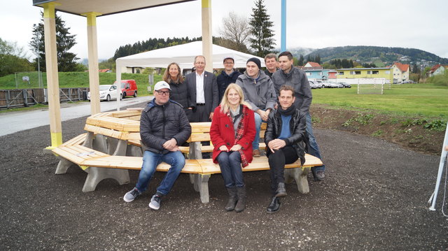 Die neue Sitzskulptur wurde in Bärnbach präsentiert.