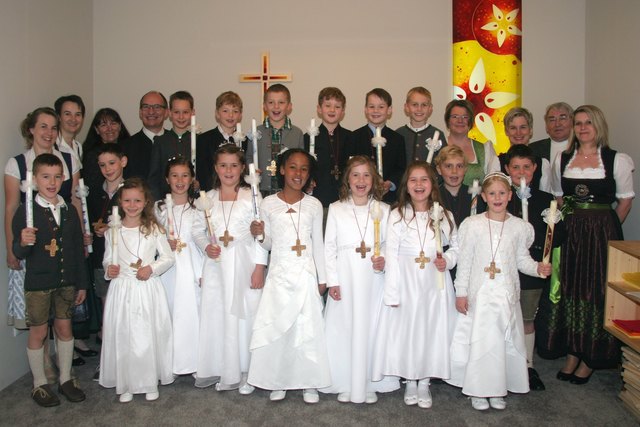 vorne v.l.n.r Lorenz Riegler, Sara Huber, Luisa Schnetzinger, Vivian Stadler, Sarah Halbartschlager, Mariella Pichler, Alexandra Rettensteiner, Leonie Moser; Kinder dahinter: Marvin Forstenlechner, Simon Atschreiter, Alexander Atschreiter, Maximilian Koller, Jan Henöckl, Jonas Wallner, Jakob Schausberger, Tobias Egger und Matthias Atschreiter; Erwachsene: Manuela Moser, Anita Wallner, Karin Rögner, Mag. Martin Rögner, Sabrina Stadler, Berni Atschreiter, Pfr.em. Karl Lindner, Annemarie Rettensteiner