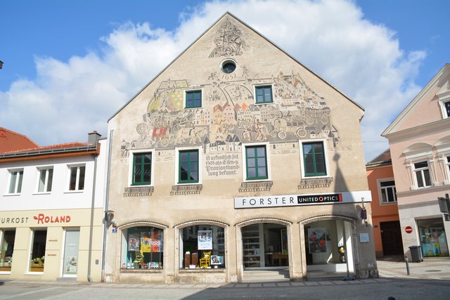 Das herrliche Sgraffito auf dem Eisenhandelshaus in der Hauptstraße stammt aus dem Jahr 1952.