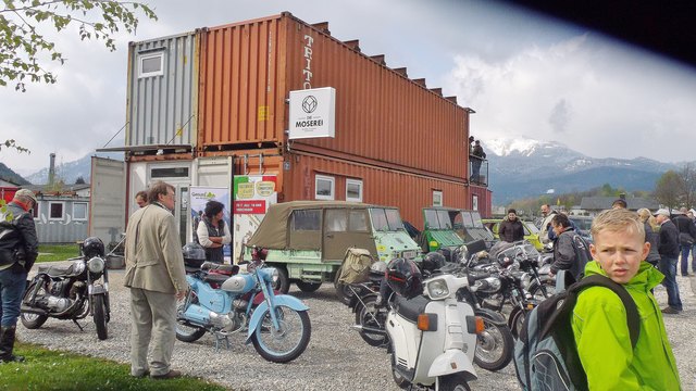 Grünau-Scharnstein: Die 1. Station der U-30 Ausfahrt war bei der " Moserei " in Mühldorf Marktgemeinde Scharnstein. Alle Teilnehmer waren begeistert. Fotos: Bamer Friedrich.