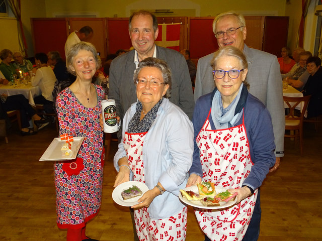 Die Protagonist*innen des kulinarischen Dänemark-Abends (v.l.n.r.): Pia Søndergaard, Bürgermeister Karl Elsigan, Marianne Aguilar, EiS-Teamchef Wolfgang Leidenfrost und Annette Baumann.