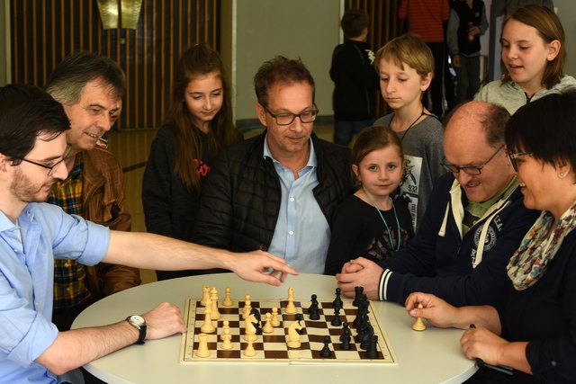Bürgermeister Dr. Wolfgang Jörg (Mi.) mischt sich interessiert unter die Zuschauer bei einer Partie zwischen Marco Lettenbichler und Karin Schnegg.