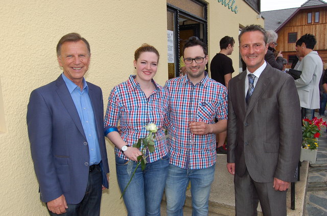 Der „Pichlernwirt“ mit seinen Gratulanten: Johann Roblek, Nina Rom, Stefan Malle und Heimo Rinösl (von links)