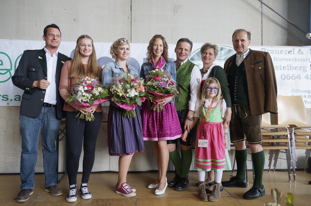 Die Familie Kober, Christian Unger (l.) mit der Königin und ihren Hoheiten, Kammeramtsdirektor Werner Brugner (r.).
