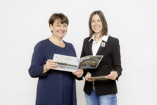 WWF-Geschäftsführerin Andrea Johanides und BKS Bank-Vorstandsvorsitzende Herta Stockbauer: Nachhaltige Zusammenarbeit zum Schutz von Mur, Drau, Donau