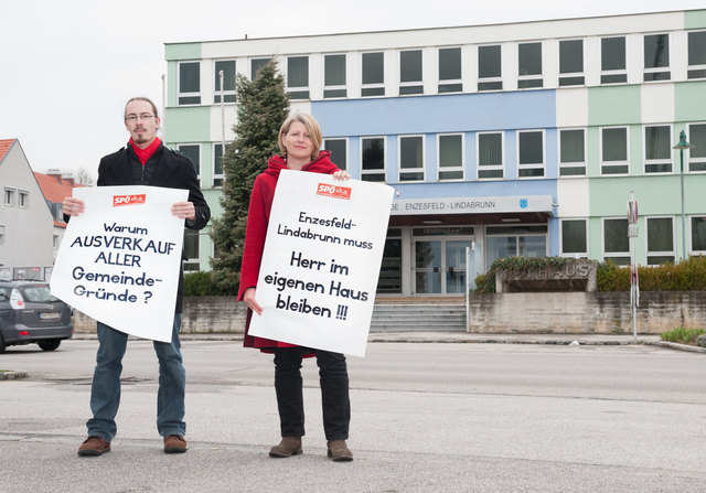 Franz Meixner und Karin Scheele bei ihrem Protest im Vorjahr - er ist im Frühjahr 2017 immer noch aktuell