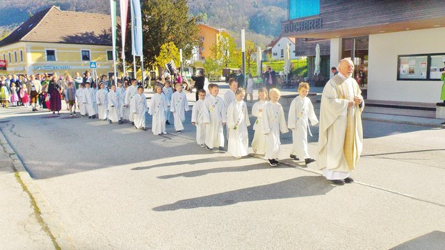 Grünau im Almtal: Der Festzug der Erstkommunionkinder mit Herrn Pfarrer P. Christoph Eisl zur Pfarrkirche, wo der Festgottesdienst statt fand. Fotos: Bamer Friedrich