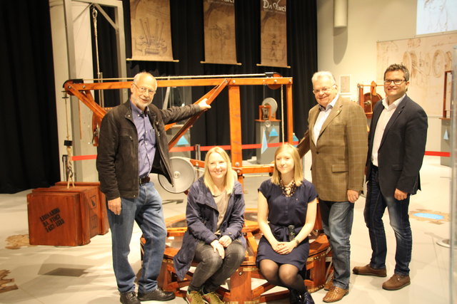 Horst Langer und Jana Mielke (FH Bielefeld), Marielis Beham, Leo Ludick und Michael Holl (Welios) vor da Vincis Drehkran.
