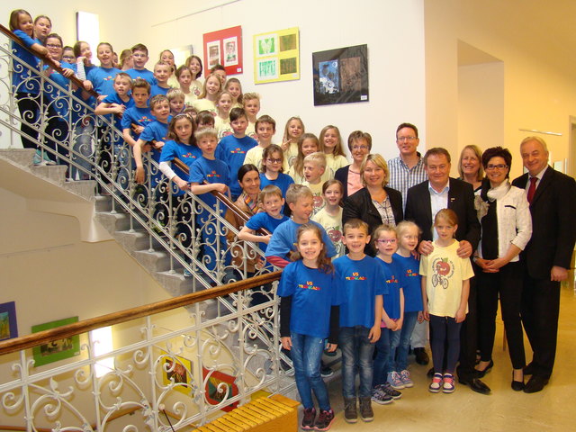 Die jungen Künstlerinnen und Künstler mit BH Heinz Pansi, den beiden Direktorinnen Ingrid Eineter und Eva Maria Verderber mit ihren Lehrern und den interessierten Ehrengästen