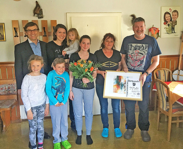 TVB-Obmann Hans Lüftenegger (hinten links) bei der Ehrung der Familie Lanik.