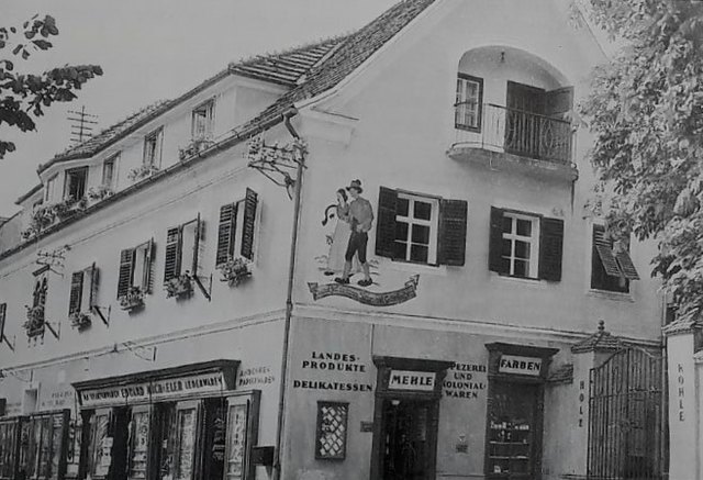Das Trachtenpärchen ziert nach wie vor die Wand des über 500 Jahre alten Hauses.