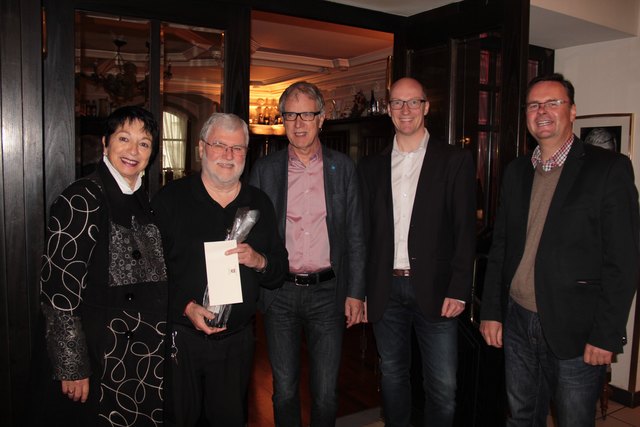 Helmut Kraus (2.v.l.) im Kreise der Gratulanten der Gemeinde, angeführt von Bgm. Luis Oberer (Mitte).