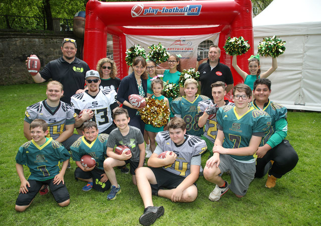 Tag des Sportes in Salzburg
Im Bild Landesrätin Martina Berthold mit den American Football Spielern