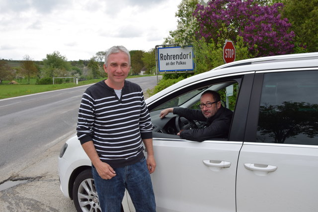 Fahrschullehrer Christian Falkinger mit „Fahrschüler“ Gerhard Glaser-wichtig, auch im Ortsgebiet Tempolimit beachten. Foto: Gerald Rieck