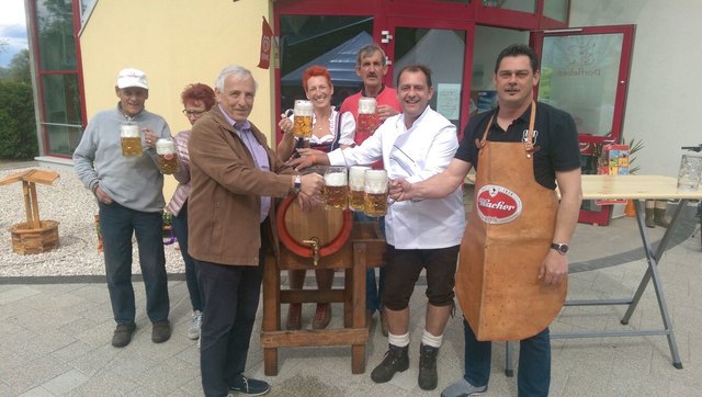 Bieranstich mit Tanja Schönlieb-Koschu, Josef Schönlieb, Vize-Bgm. Alexander Kraßnitzer und einigen Gästen | Foto: KK