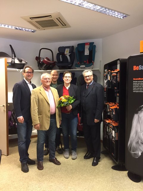 Zur Eröffnung gratulierten Nicola Holder Wirtschafts-Stadtrat Andreas Minnich, Vater Rainer Schmidt, Ehemann Thorsten Holder und Bezirksstellenobmann Peter Hopfeld.