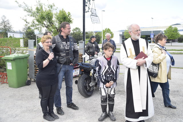 Christine Ehold - Haas begrüßt Pater Josef und die Gäste mit ihren Bikes