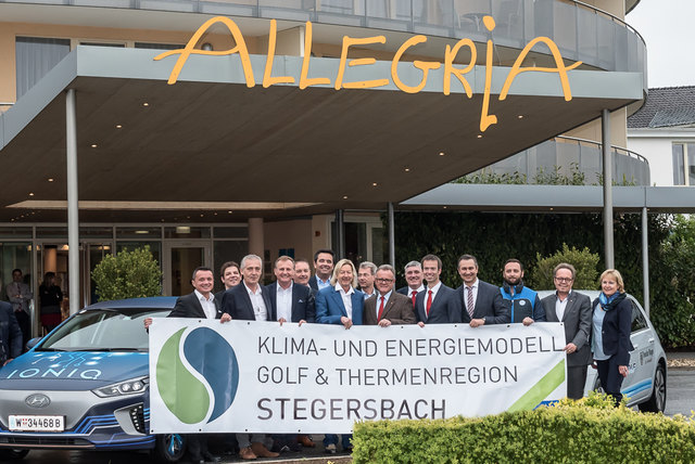 Bei einem Informationstag vor der Stegersbacher Therme konnten sich Besucher von der Alltagstauglichkeit aktueller Elektro-Modelle überzeugen.