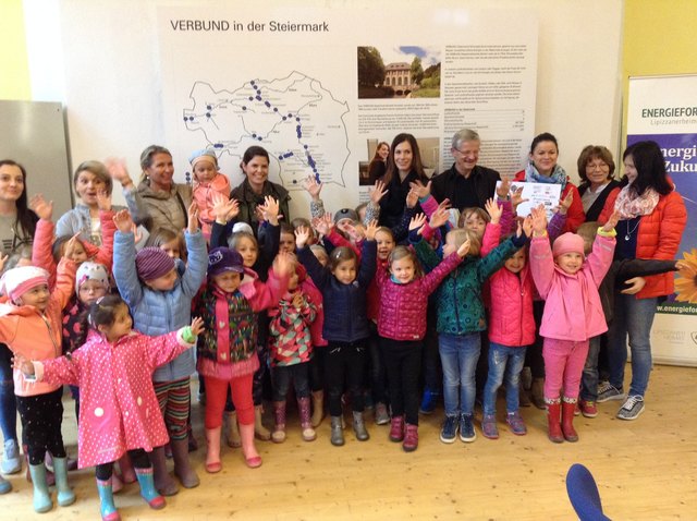 Die Mädchen des Kindergartens Stallhofen lernten im Lerngarten Strom Technisches kennen.