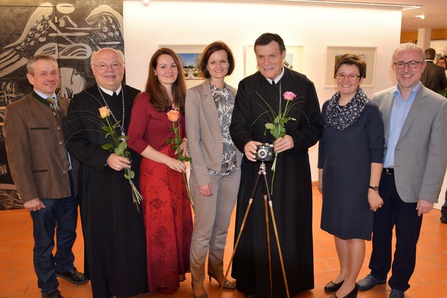 Vizebgm. Franz Tramberger, Abt Petrus Pilsinger, Dr. Verena Bader, Bezirkshauptmann Martina Gerersdorfer, Abt em. Berthold Heigl, Mag. Lucia und Mag. Johannes Deinhofer, Leitung des Bildungshauses | Foto: Pfaffenbichler