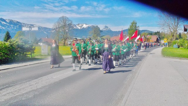 Scharnstein: Der Maifestzug der SPÖ wurde von der Marktmusikkapelle Redtenbacher angeführt. Foto: F. Bamer.