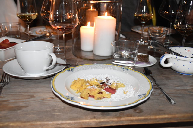 Unterwirts Rahmkaiserschmarrn mit Rhabarberkompott rundete das Menü ab.